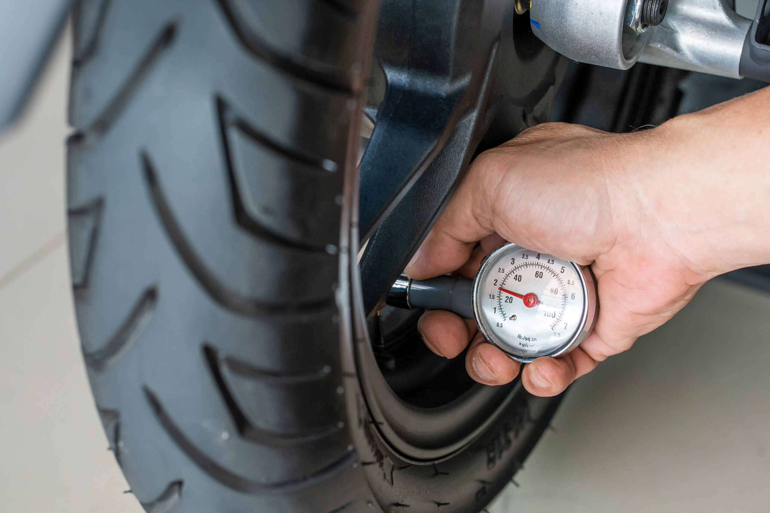 Lubricating motorcycle chain with dedicated chain spray grease