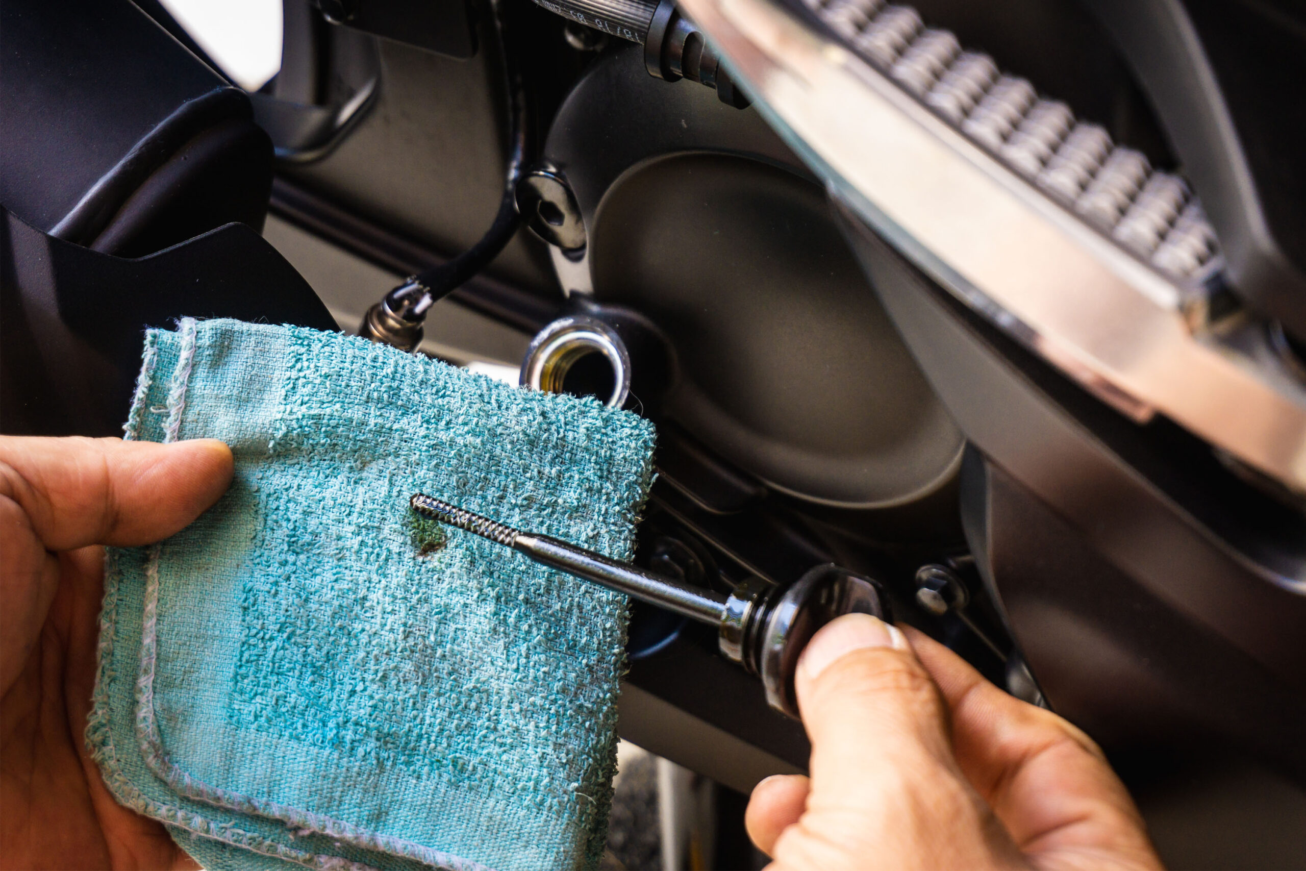Lubricating motorcycle chain with dedicated chain spray grease